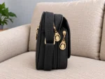 کیف پاسپورتی ایستاده زنانه مشکی با بند بلند نمای جانبی