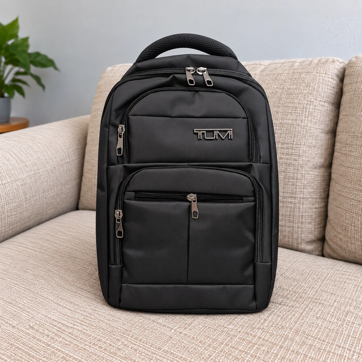 TUMI-black-laptop-backpack-back.webp کوله پشتی لپ تاپ تومی TUMI مشکی نمای پشت با بندهای پددار
