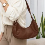 کیف دوشی زنانه هلالی قهوه‌ای بند بلند