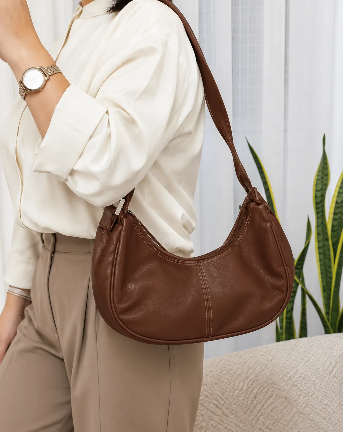 womens-brown-crescent-shoulder-bag.webp کیف دوشی زنانه هلالی قهوهای بند بلند