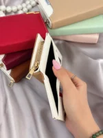 کیف پول زنانه ۹ جاکارتی زه‌دار طرح بربری قهوه‌ای