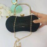 کیف مجلسی زنانه مشکی نگین‌دار طرح لوبیایی با زنجیر طلایی