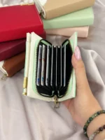 کیف پول زنانه ۹ جاکارتی زه‌دار طرح بربری سبز پاستلی