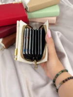 کیف پول زنانه ۹ جاکارتی زه‌دار طرح بربری قهوه‌ای