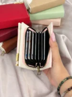کیف پول زنانه ۹ جاکارتی زه‌دار طرح بربری صورتی پاستلی