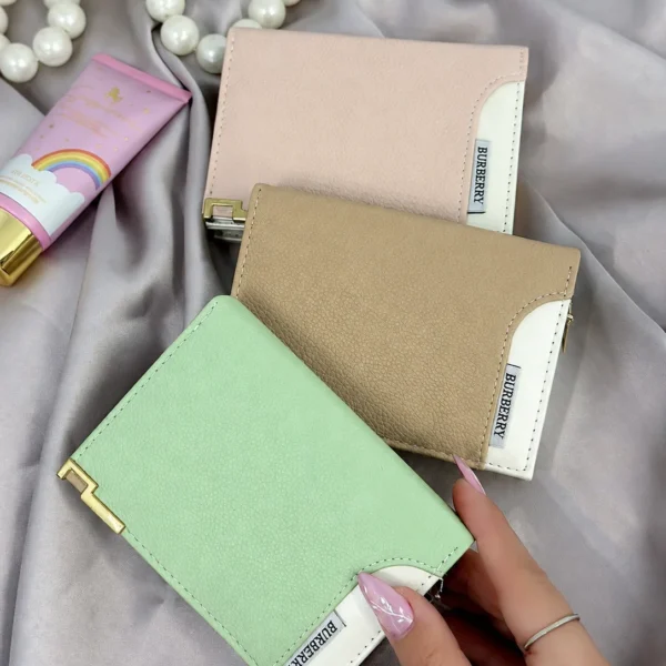 کیف پول زنانه ۹ جاکارتی زه‌دار طرح بربری سبز پاستلی