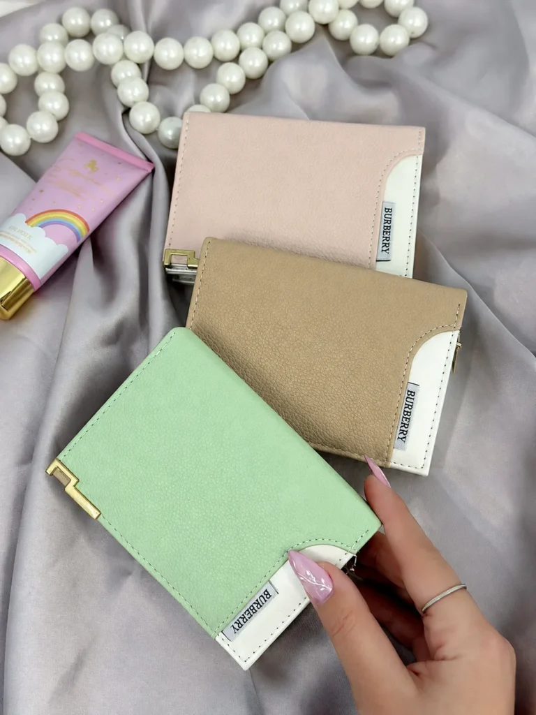 کیف پول زنانه ۹ جاکارتی زه‌دار طرح بربری سبز پاستلی